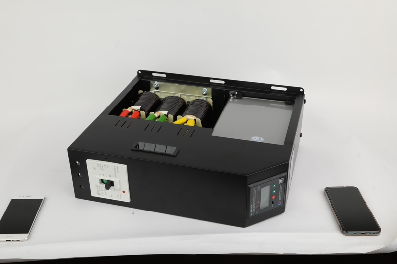Hogyan lehetővé teszik az intelligens kondenzátorok, hogy a kompenzációs panelek automatikusan alkalmazkodjanak a terhelésváltozásokhoz és optimalizálják a reaktív energiakompenzációt?
