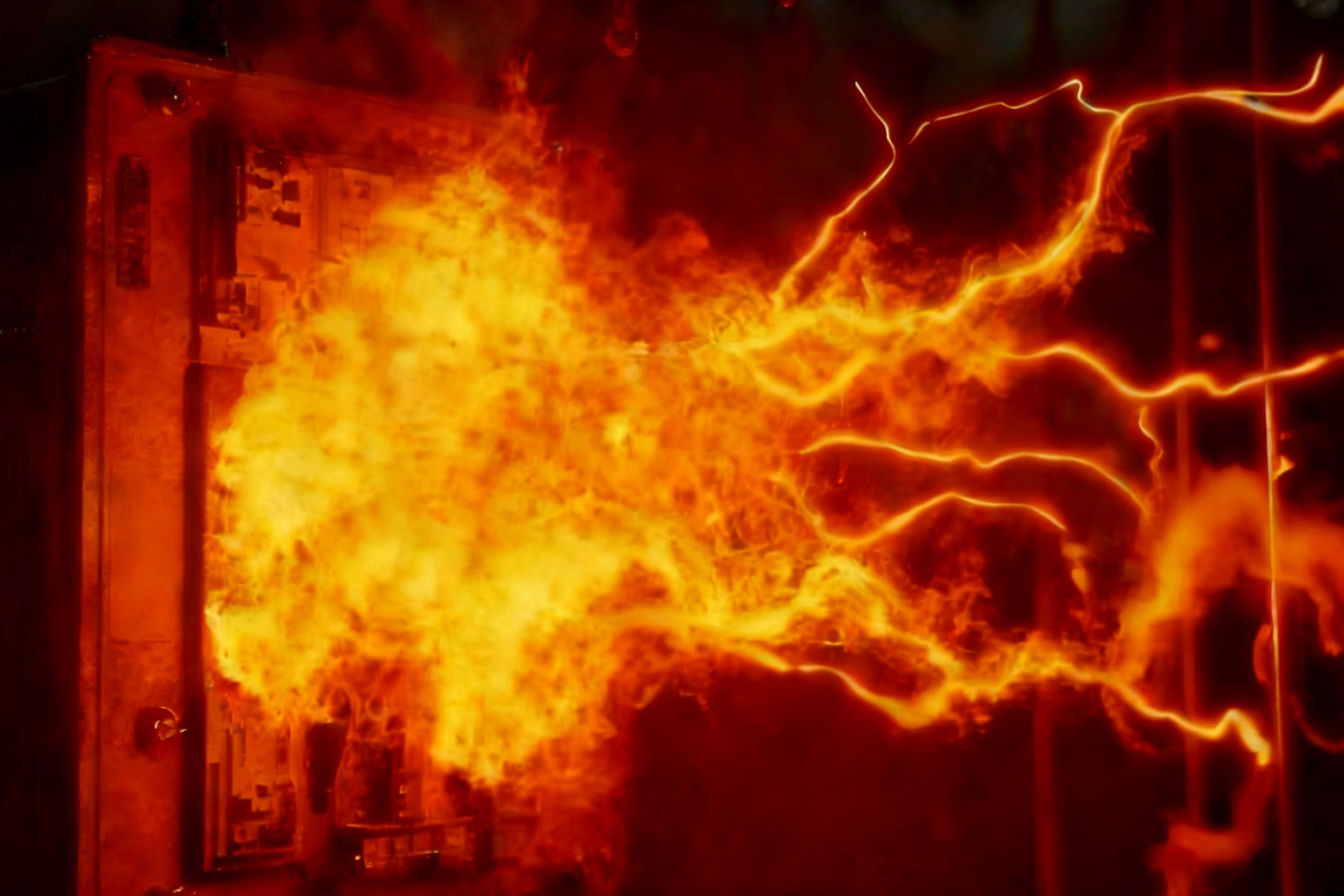 Melyek az ívvillanás kockázatai a kondenzátorbank-váltással kapcsolatban, és hogyan csökkenthetők ezek?