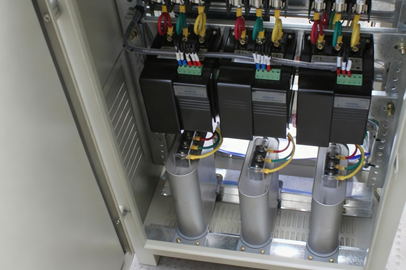 Hogyan határozzuk meg az öngyógyító söntkondenzátorok optimális helyét egy komplex elektromos elosztó hálózaton belül?