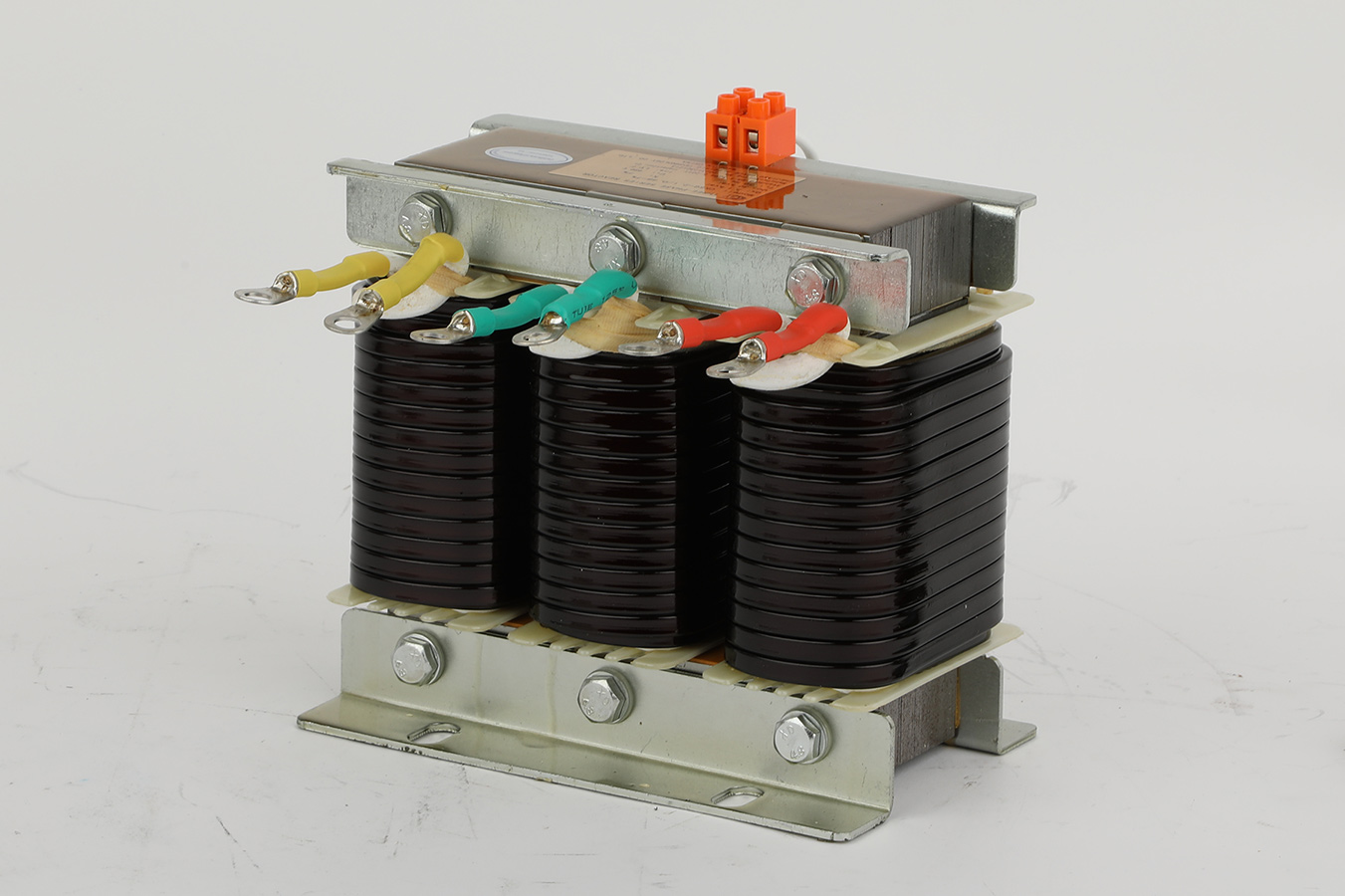 Hogyan méretezzünk megfelelően egy hangolóreaktort, hogy biztosítsuk a kondenzátorok védelmét a kompenzációs kapacitás veszélyeztetése nélkül?