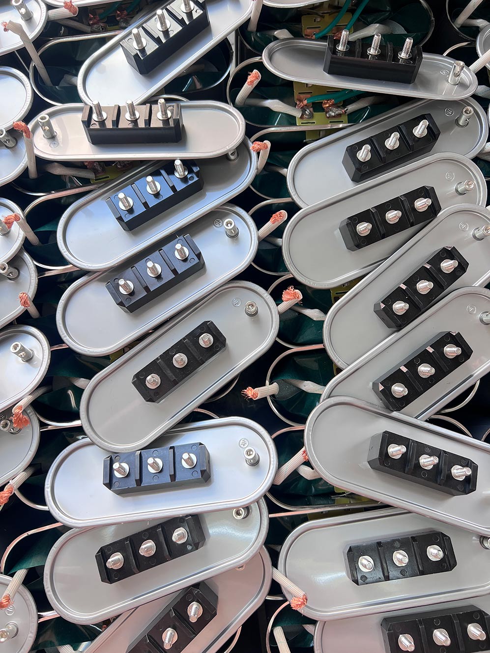 Mi a nyomatékértékek jelentősége a kondenzátor tápcsatlakozóinak csatlakoztatásakor, és milyen kockázatokkal jár a nem megfelelő meghúzás?