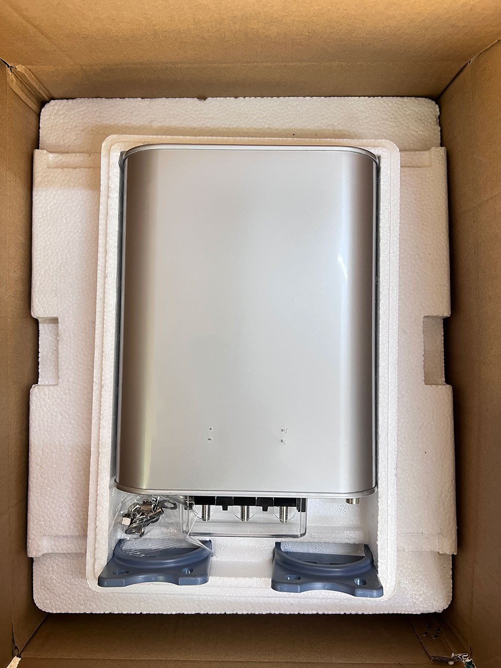 Melyek az alapvető ellenőrzések az új kondenzátorok helyszíni üzembe helyezésekor?